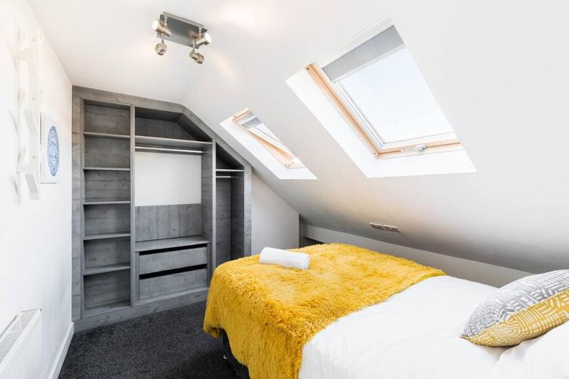 Long Stays for Contractors and Insurance Stays - Modern 6 Bedroom House- 9 Beds 3 Bathrooms & Drive by Birmingham Contractor Stays - image 22