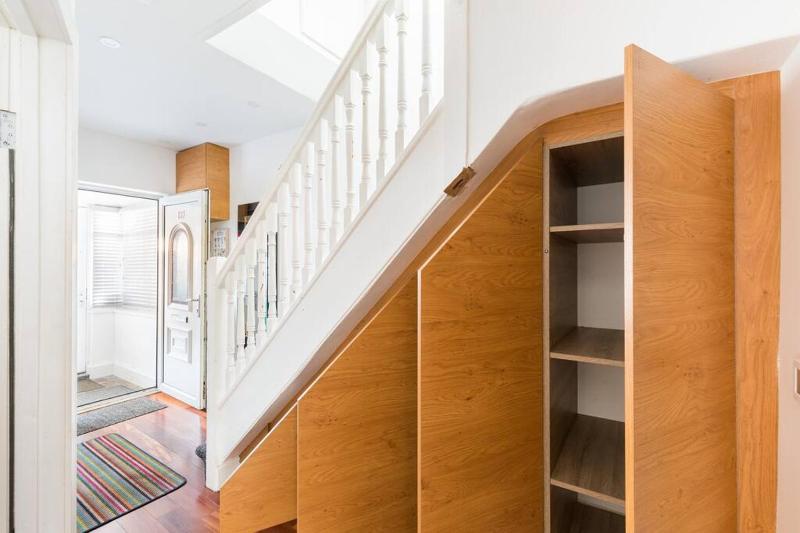 Long Stays for Contractors and Insurance Stays - Modern 6 Bedroom House- 9 Beds 3 Bathrooms & Drive by Birmingham Contractor Stays - image 10