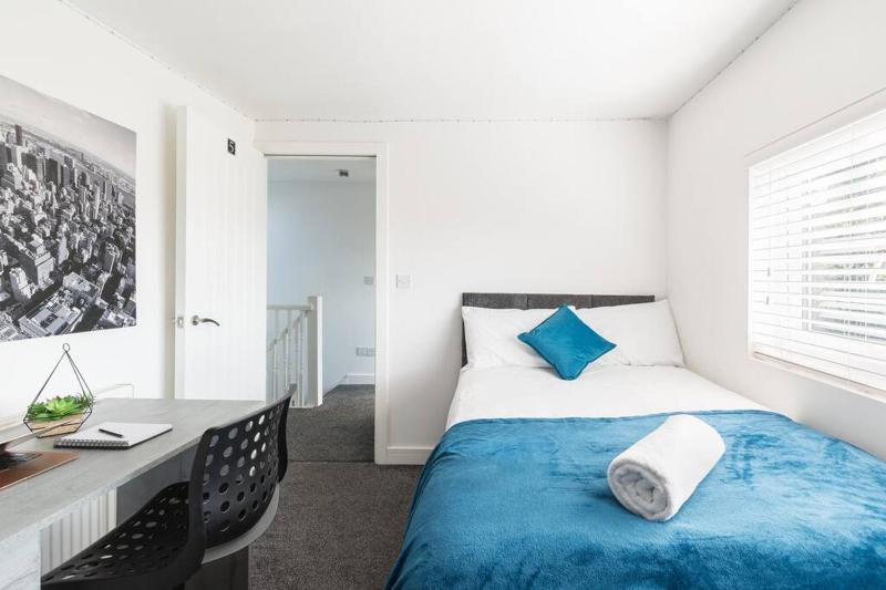 Long Stays for Contractors and Insurance Stays - Modern 6 Bedroom House- 9 Beds 3 Bathrooms & Drive by Birmingham Contractor Stays - image 18