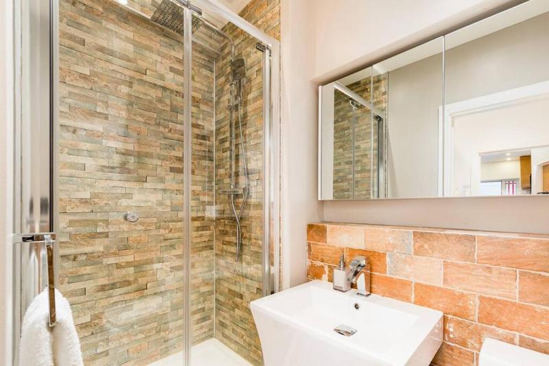 Long Stays for Contractors and Insurance Stays - Modern 6 Bedroom House- 9 Beds 3 Bathrooms & Drive by Birmingham Contractor Stays - image 27