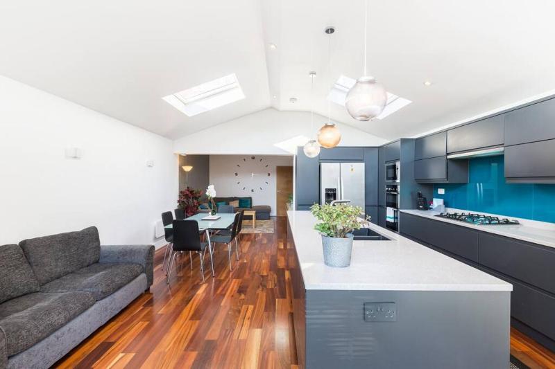 Long Stays for Contractors and Insurance Stays - Modern 6 Bedroom House- 9 Beds 3 Bathrooms & Drive by Birmingham Contractor Stays - image 20