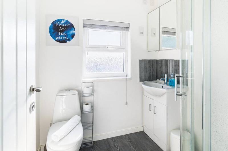 Long Stays for Contractors and Insurance Stays - Modern 6 Bedroom House- 9 Beds 3 Bathrooms & Drive by Birmingham Contractor Stays - image 3