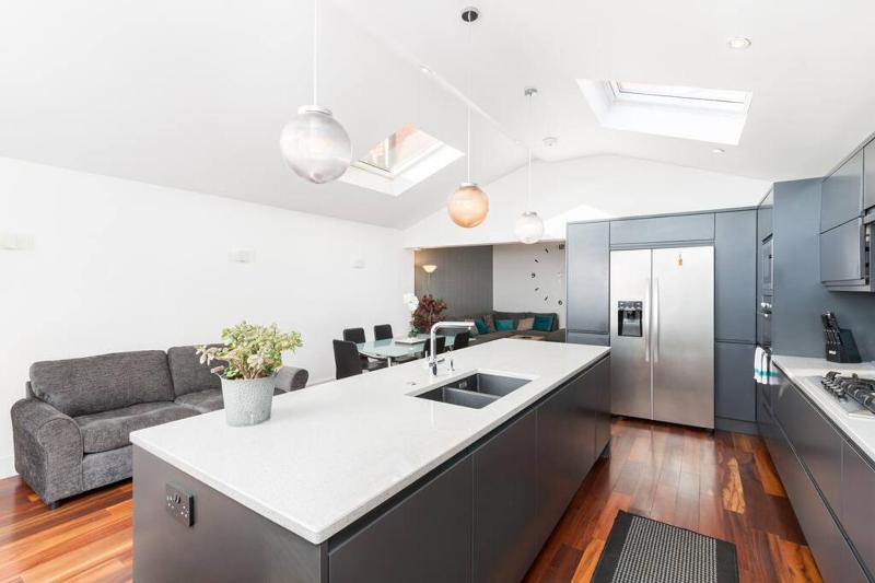 Long Stays for Contractors and Insurance Stays - Modern 6 Bedroom House- 9 Beds 3 Bathrooms & Drive by Birmingham Contractor Stays - image 11