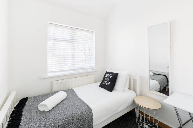 Long Stays for Contractors and Insurance Stays - Modern 6 Bedroom House- 9 Beds 3 Bathrooms & Drive by Birmingham Contractor Stays - image 23