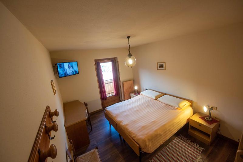Classic Double Room image 4
