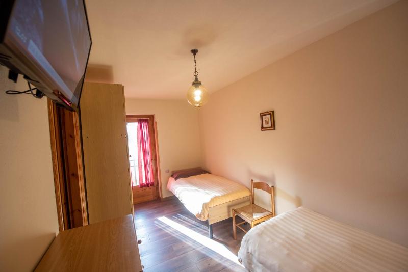 Classic Twin Room image 1