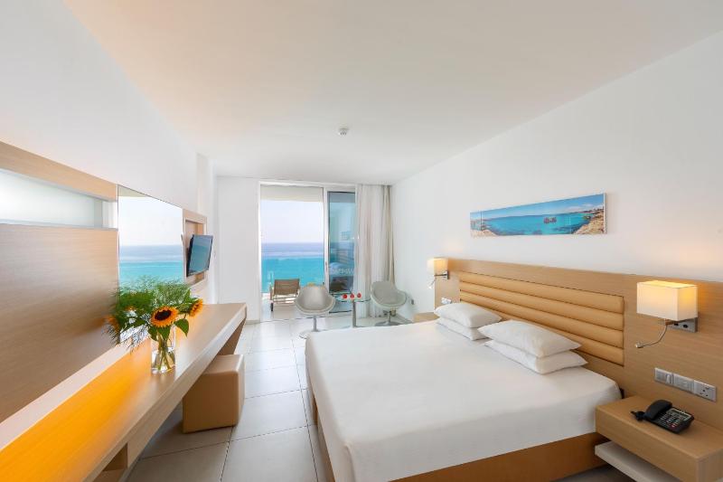 Superior Double or Twin Room with Sea View image 3