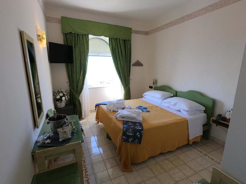 Double Room with Sea View image 4