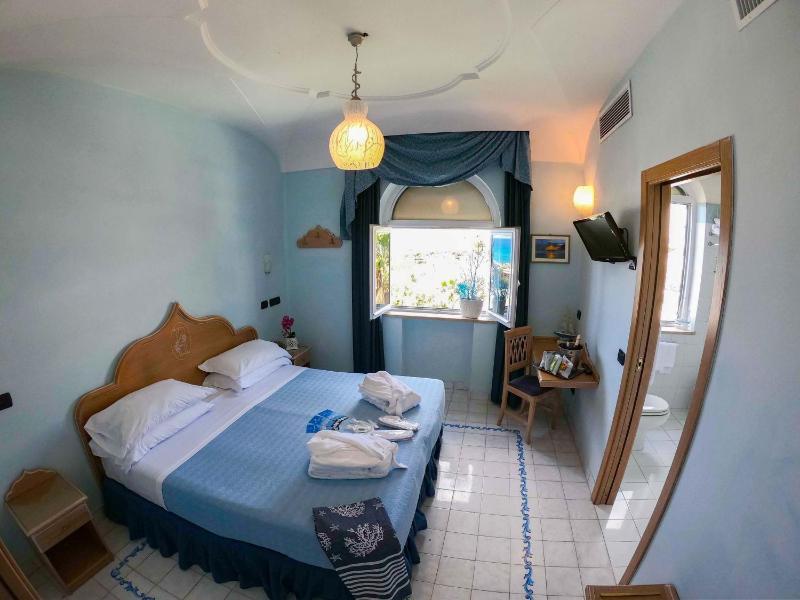 Double Room with Sea View image 3