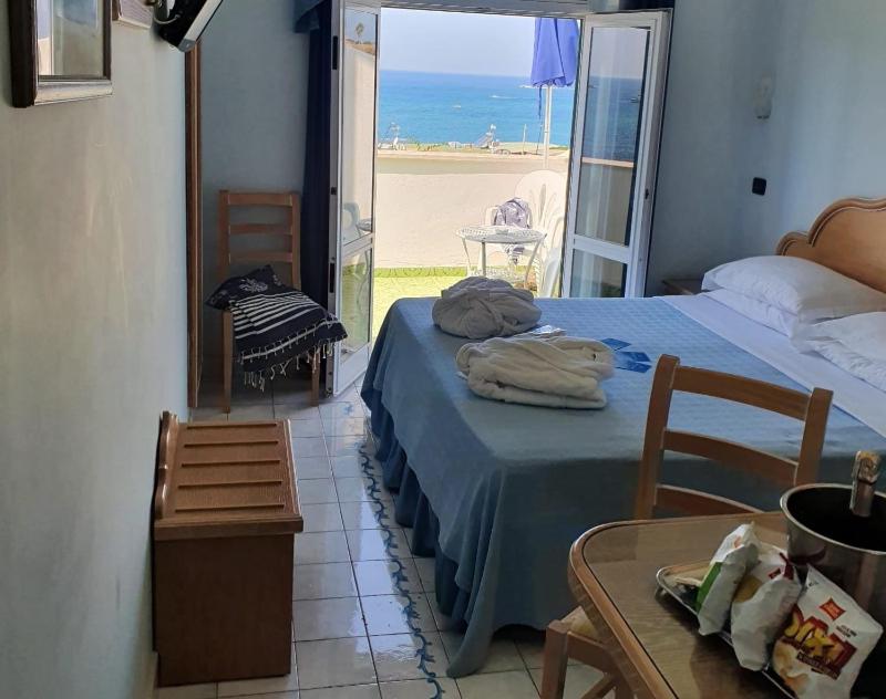 Double Room with Balcony and Sea View image 1