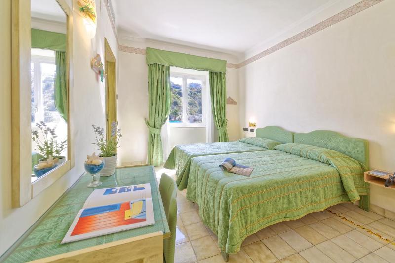 Double Room image 4