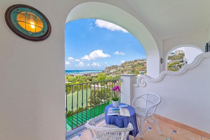Double Room with Balcony and Sea View image 3