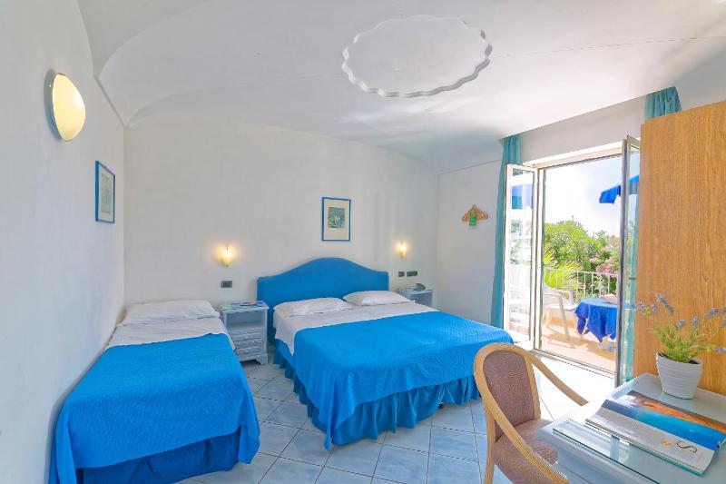 Double Room with Balcony and Sea View image 4