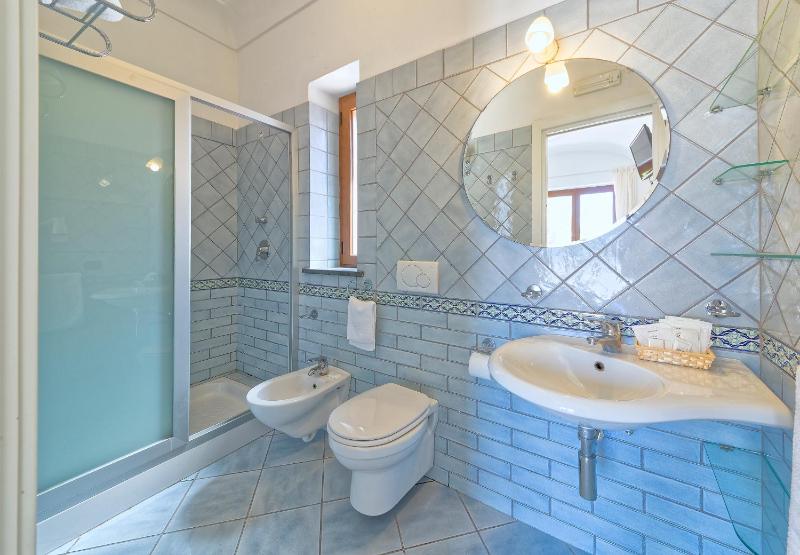 Deluxe Double or Twin Room with Sea View image 4