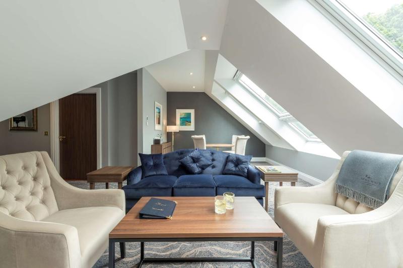 King Suite - Converts to Twin Beds image 1