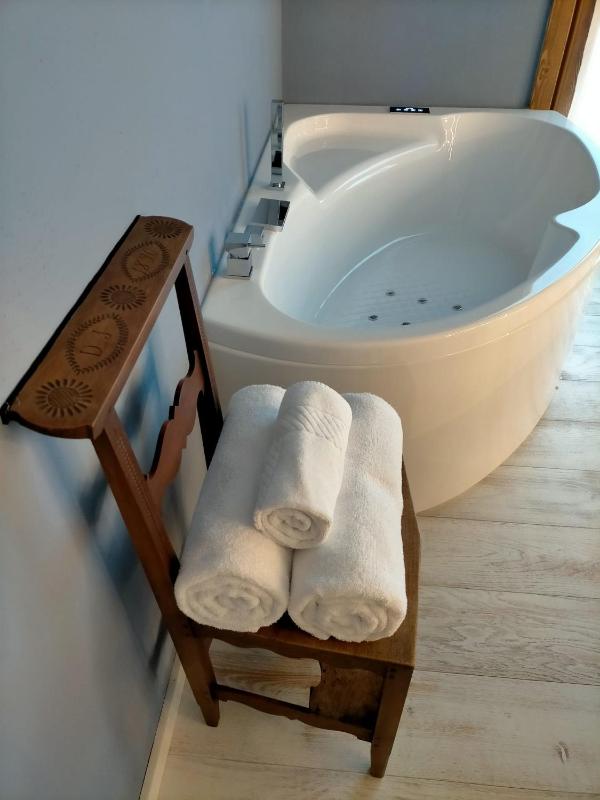 Double Room with Hot Tub and Balcony image 4