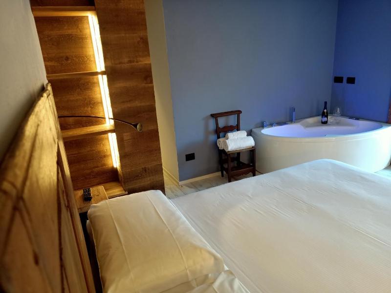 Double Room with Hot Tub and Balcony image 1