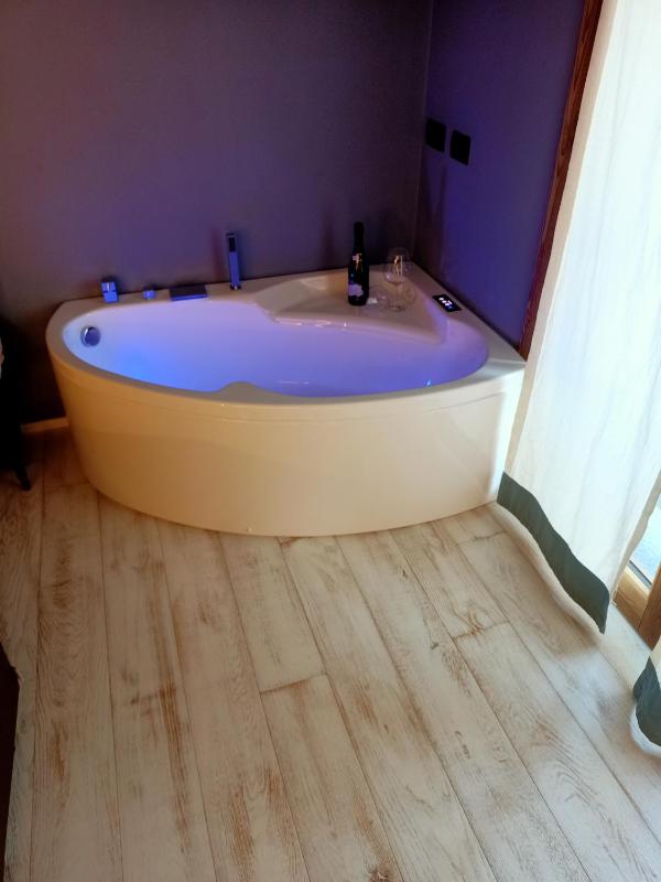 Double Room with Hot Tub and Balcony image 3