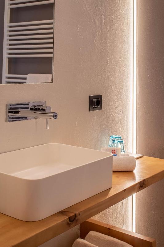 Deluxe Double Room with Hot Tub and Balcony image 4
