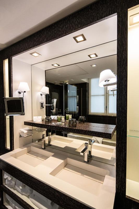 Superior Double or Twin Room image 4