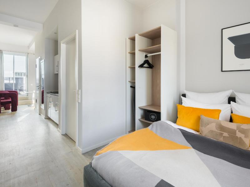 Large Studio with Kitchenette and Balcony image 4