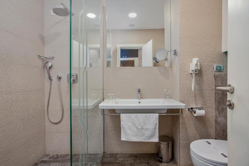 Double or Twin Room with Balcony and Sea View image 3