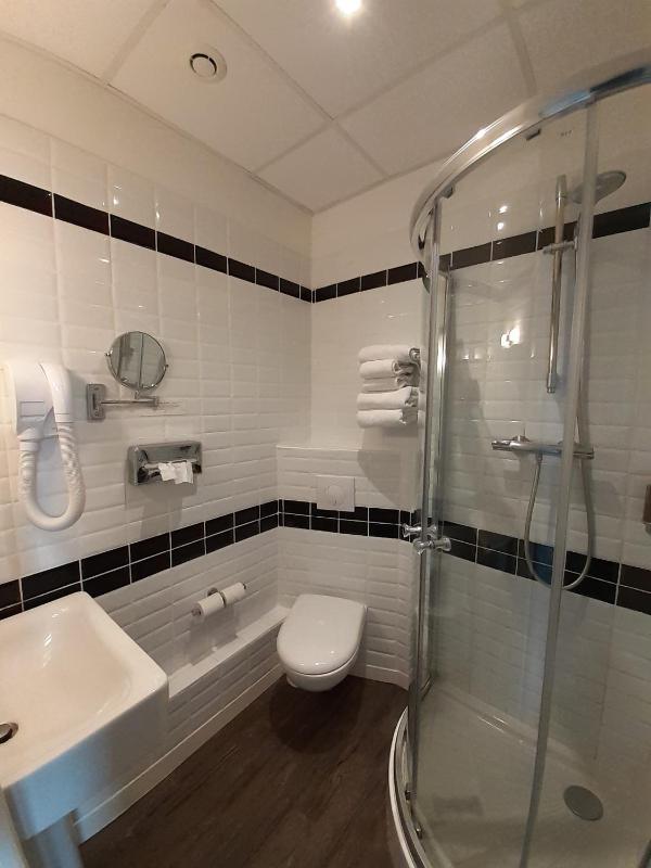 Standard Double Room image 3