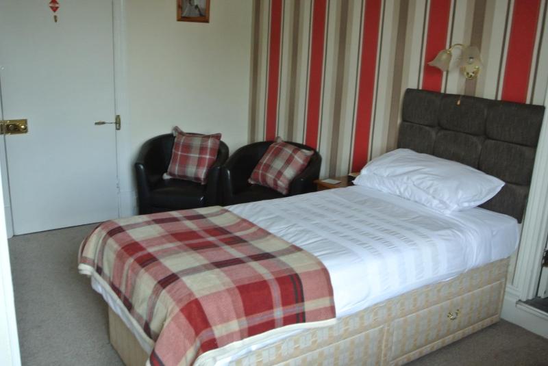 Standard Twin Room image 3