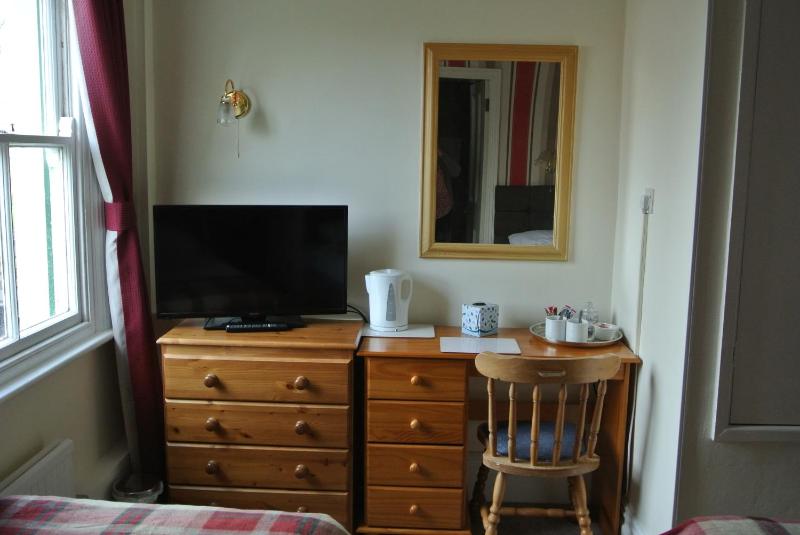 Standard Twin Room image 4