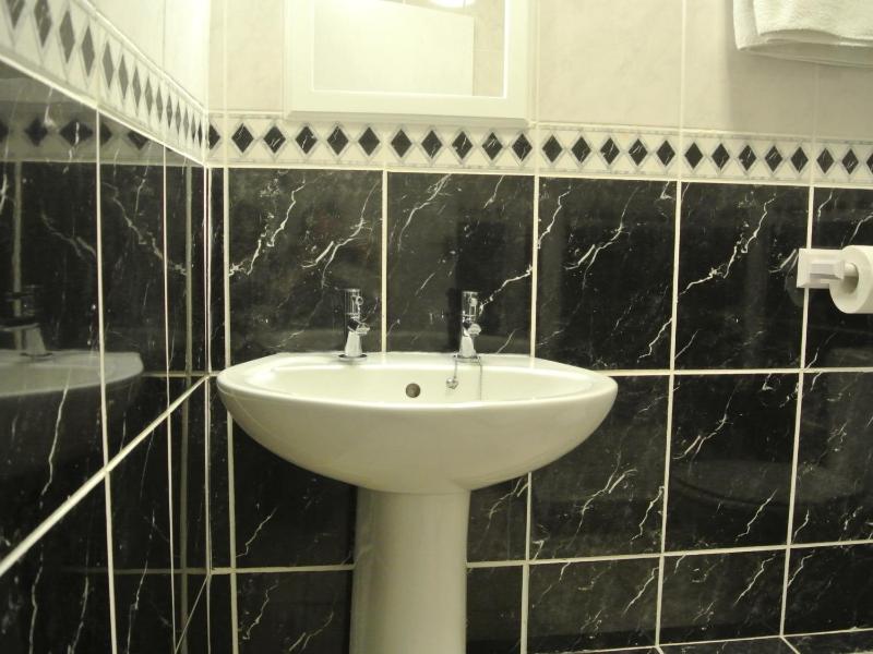 Twin Room with Private Bathroom image 4
