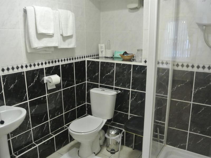 Twin Room with Private Bathroom image 3