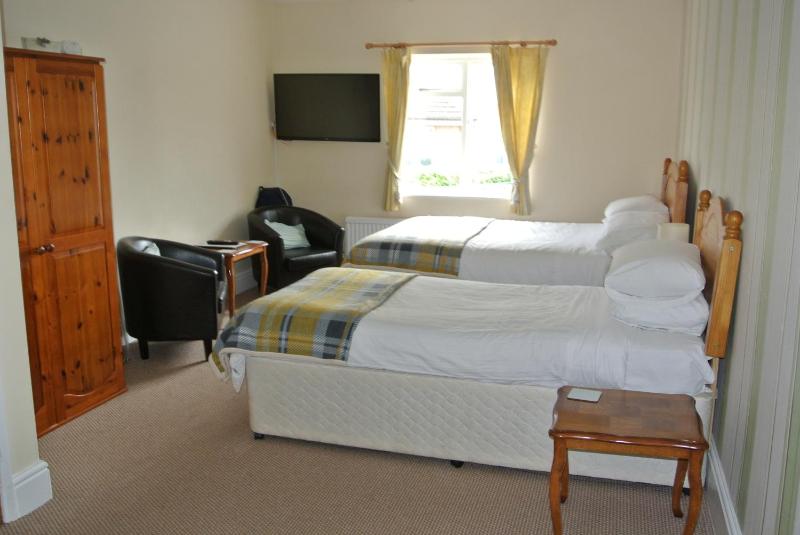 Standard Quadruple Room image 3