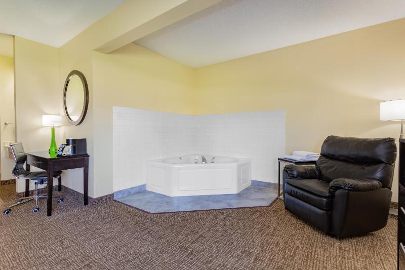 King Suite with Spa Bath- Non-Smoking image 3