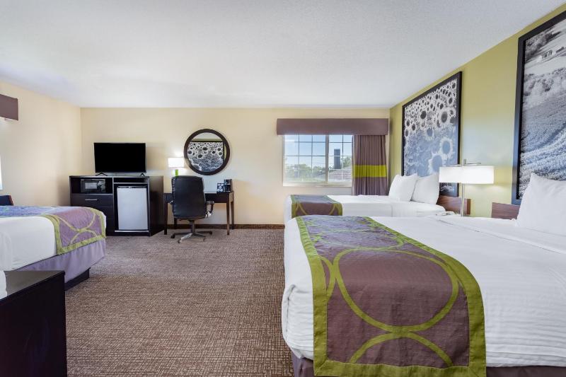 Queen Suite - Non-Smoking image 1