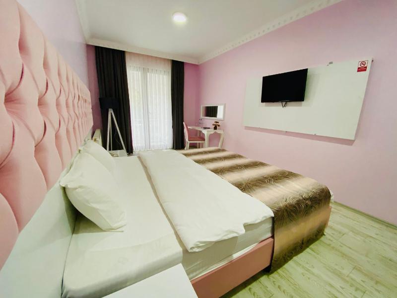 Triple Room with Balcony image 1