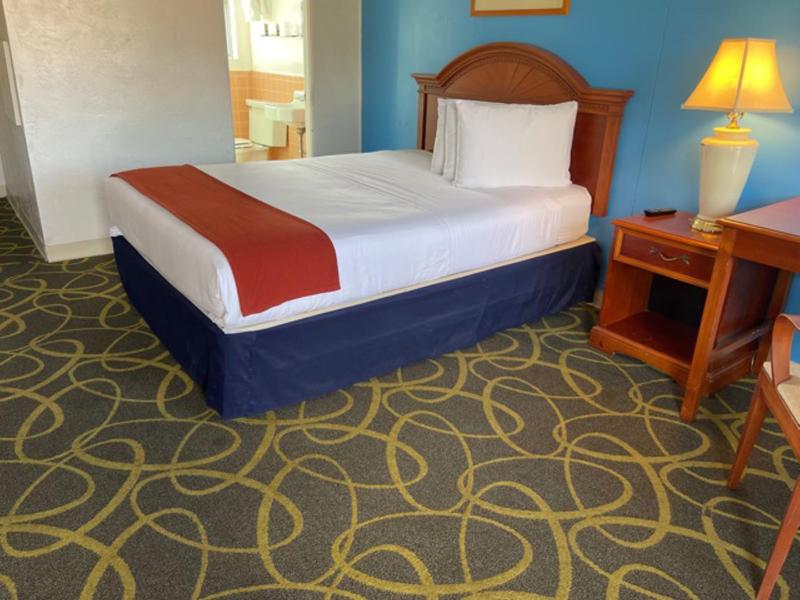 Queen Room image 3