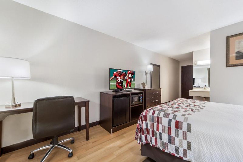 Deluxe Room with One Queen Bed Smoke Free image 4