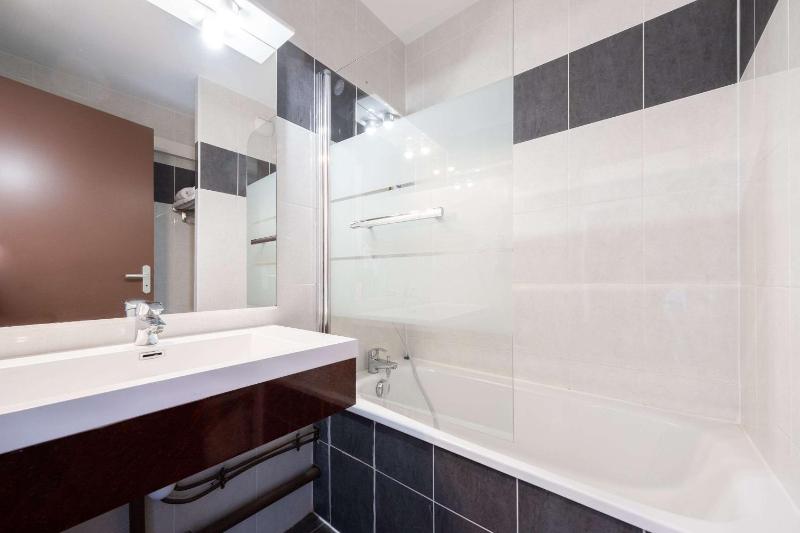 Standard Double Room with One Double Bed and Three Single Beds image 1