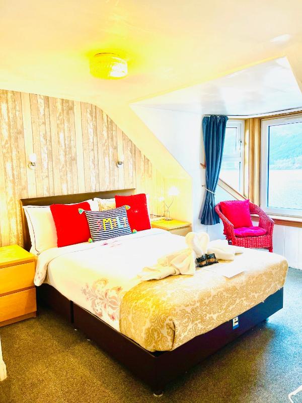 Double Room with Lake View image 4