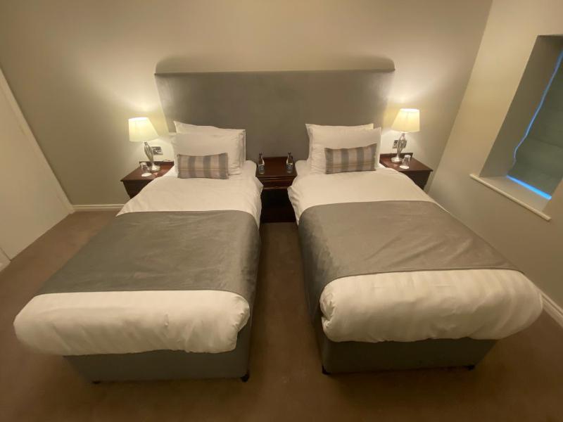 Twin Room image 4