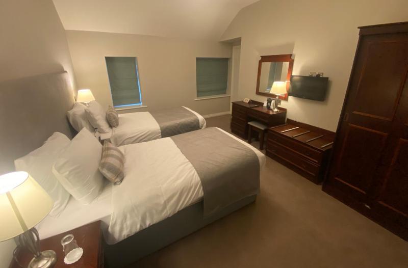 Twin Room image 3