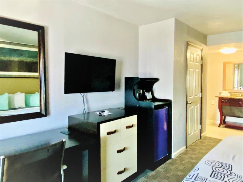 Deluxe King Room image 4
