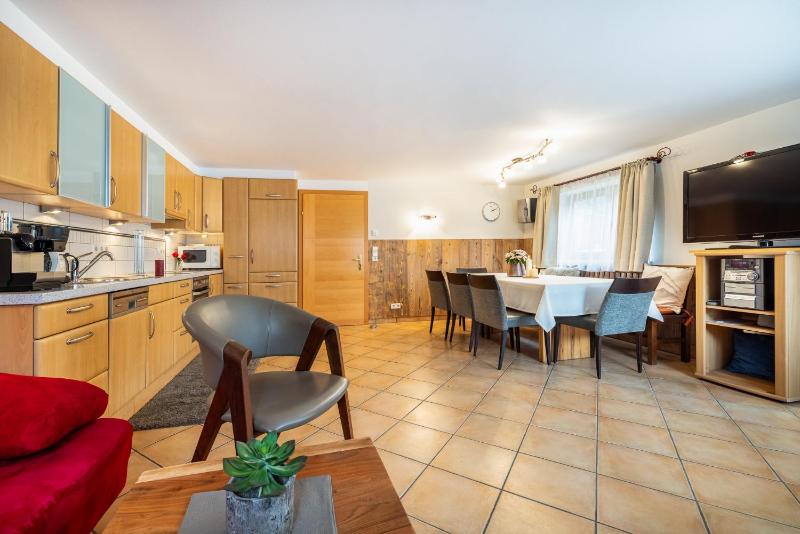 Three-Bedroom Apartment with Terrace image 4