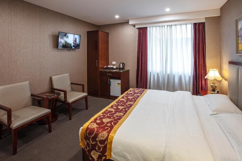 Atrium King Room image 3