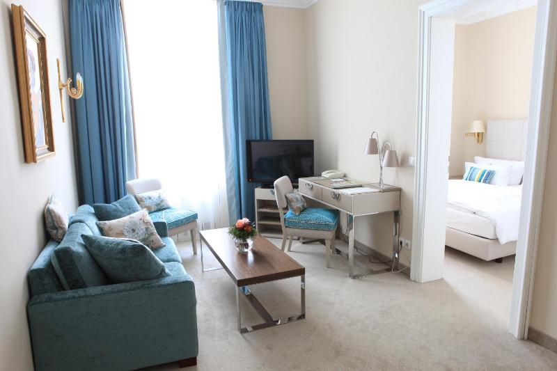 Apartment with Kitchenette image 4
