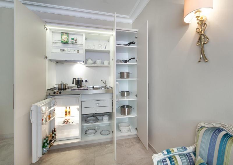 Apartment with Kitchenette image 3