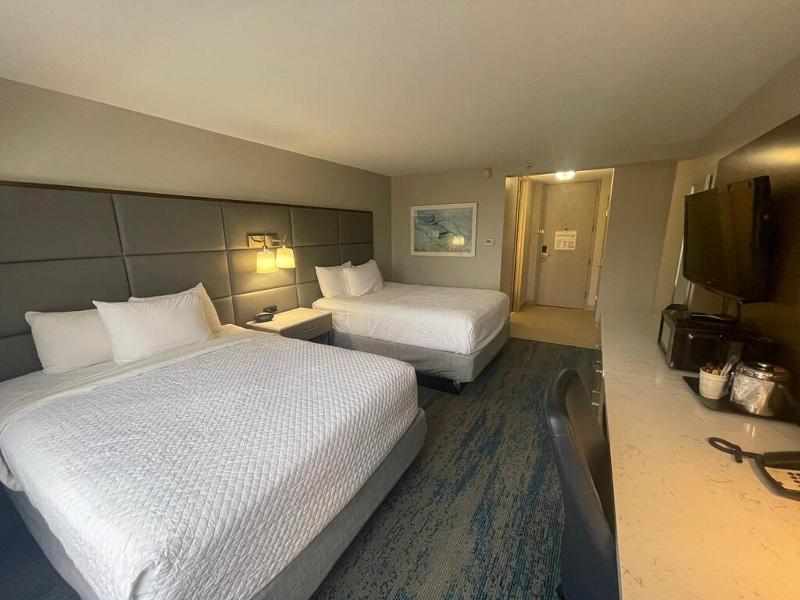 Queen Room with Two Queen Beds - Non-Smoking image 2
