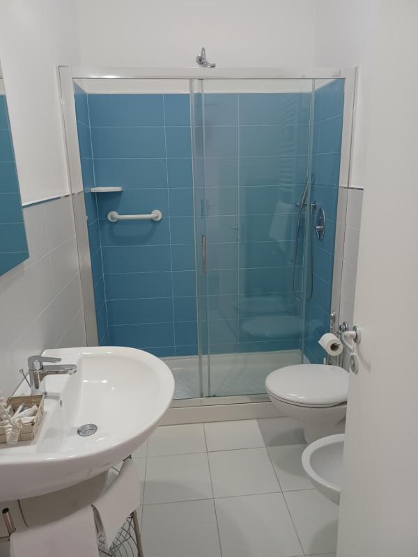 Twin Room image 4