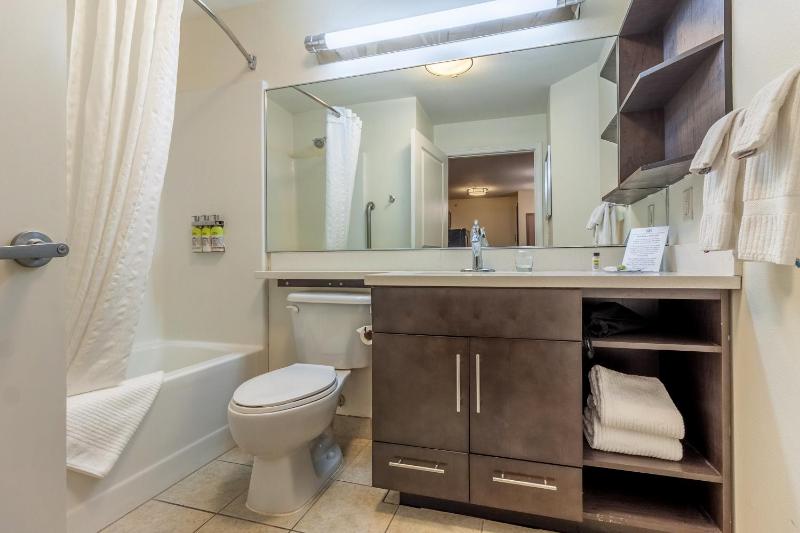 One-Bedroom Suite image 3