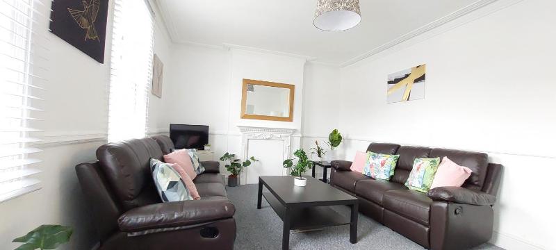 Very spacious two bedroom converted apartment in East Croydon Images